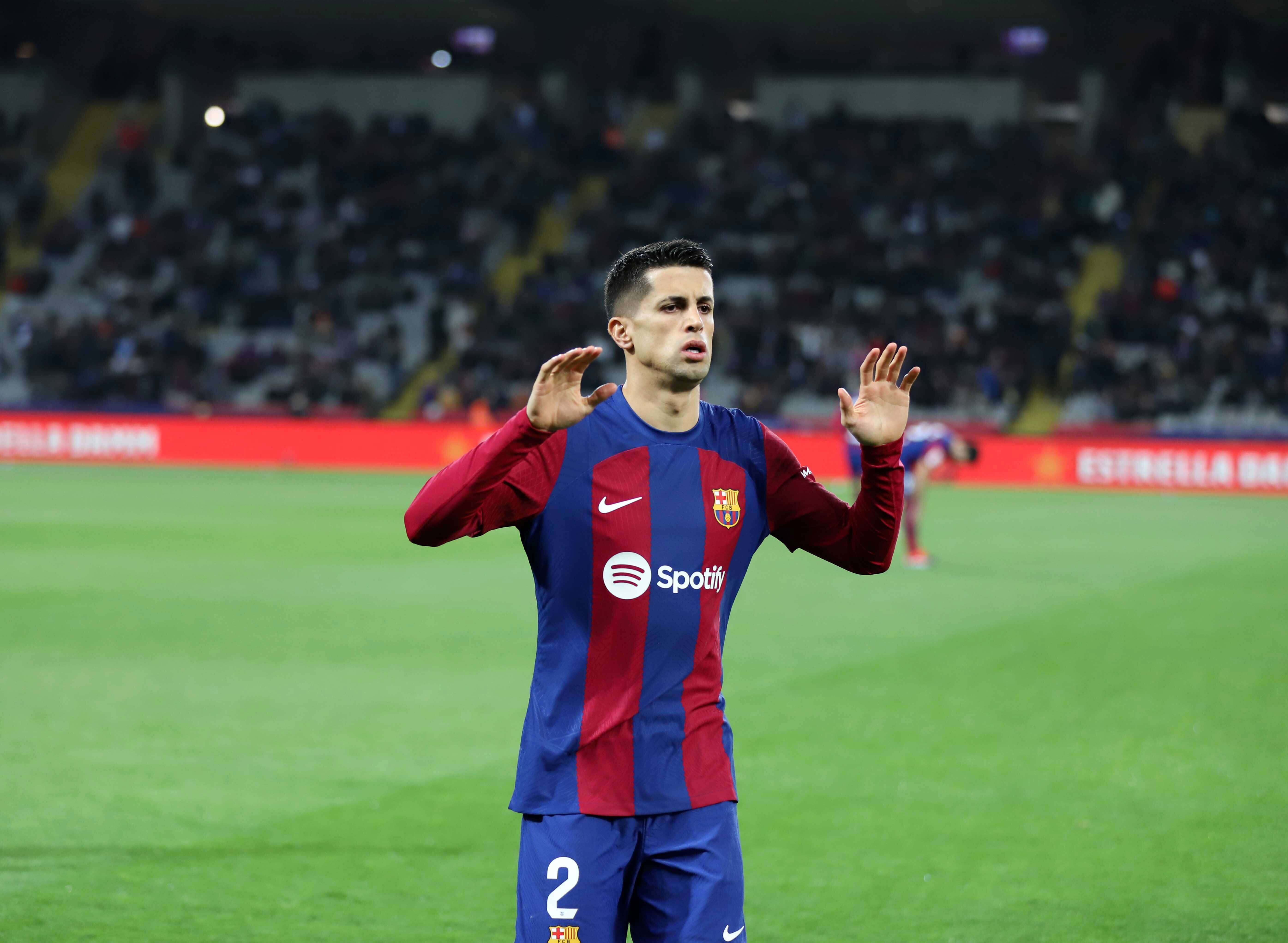  Joao Cancelo, en un partido con el Barça.