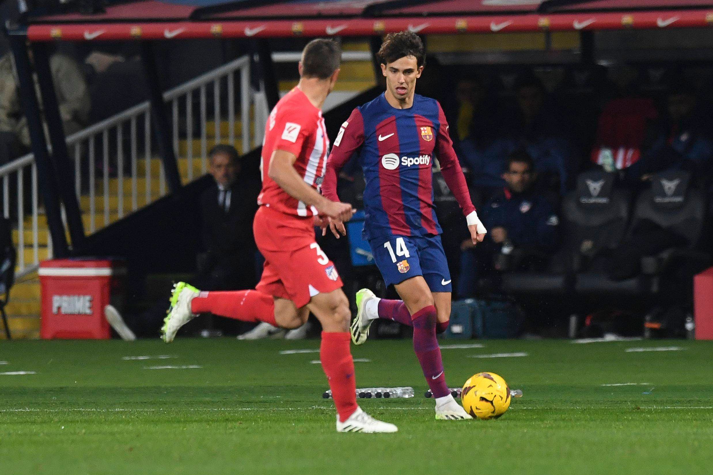 Joao Félix encara a Azpilicueta en el Barça-Atleti.