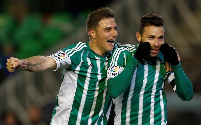  Joaquín celebra con Rubén Castro un gol en el Betis.