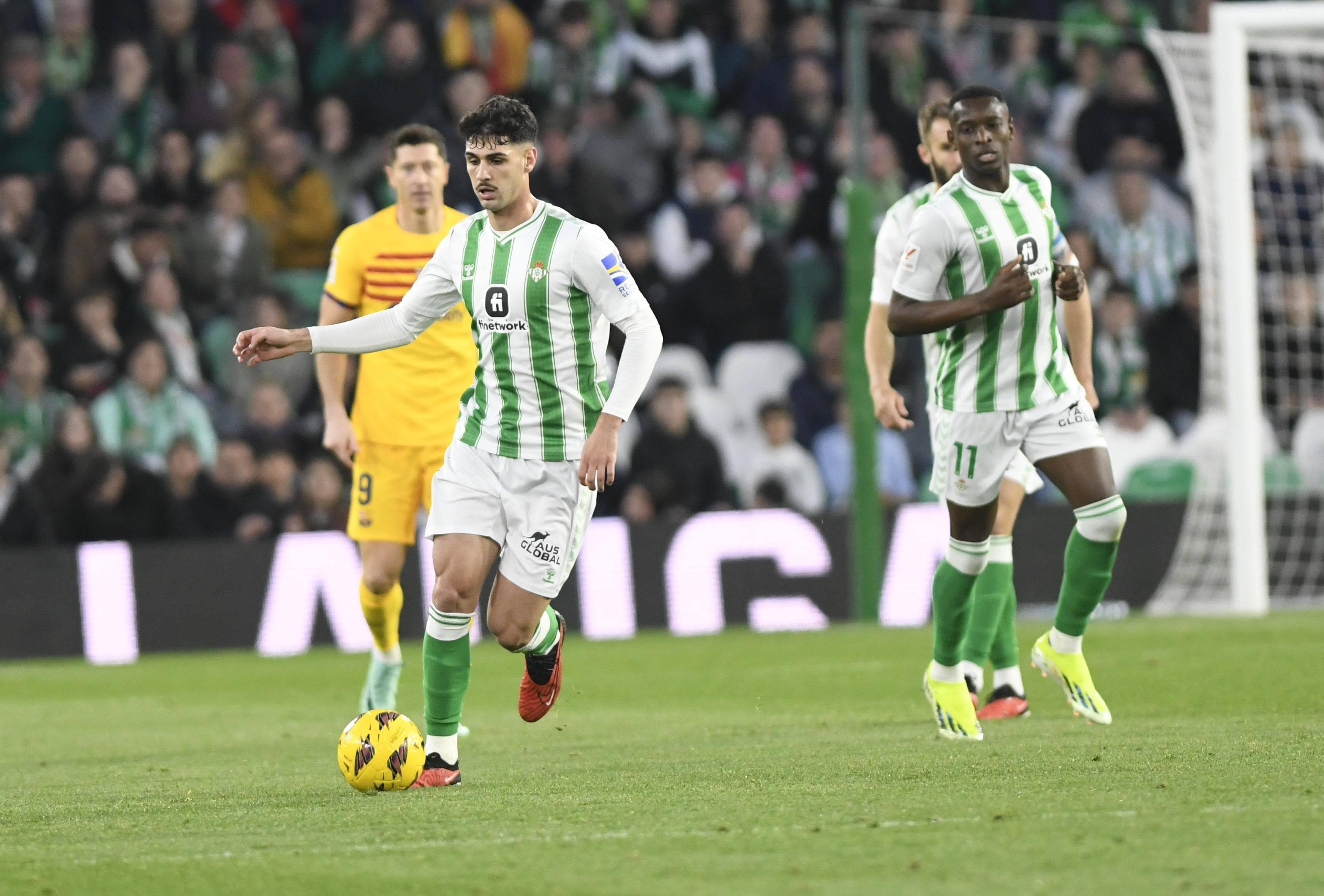 Johnny Cardoso con la pelota