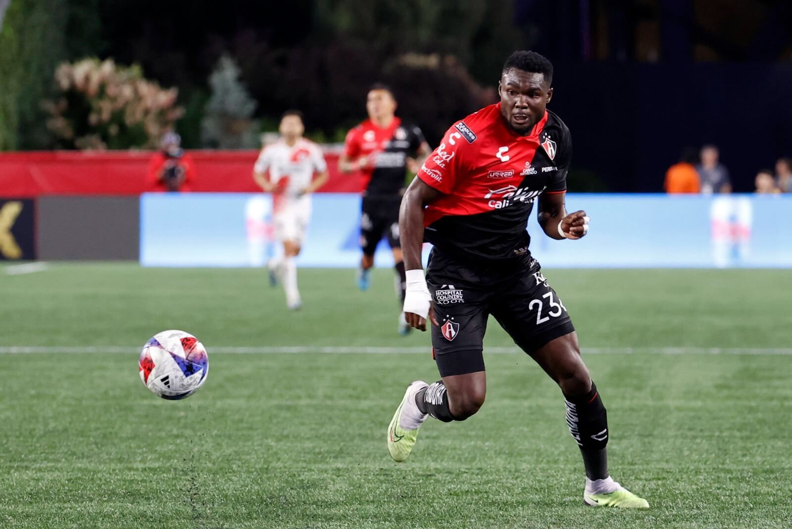 Jordy Caicedo, durante un partido con Atlas.