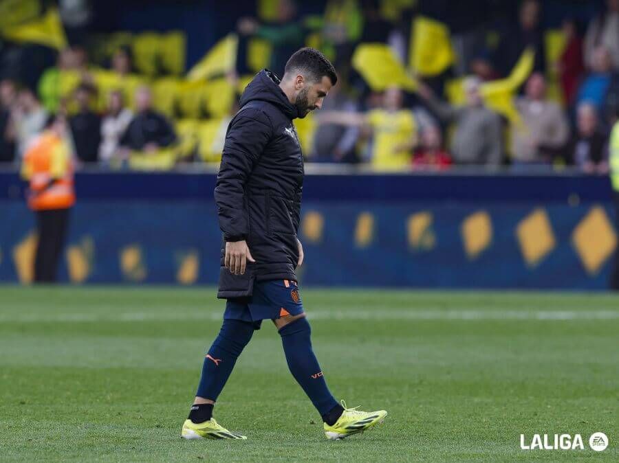 José Gayà, cabizbajo tras la derrota y su lesión.