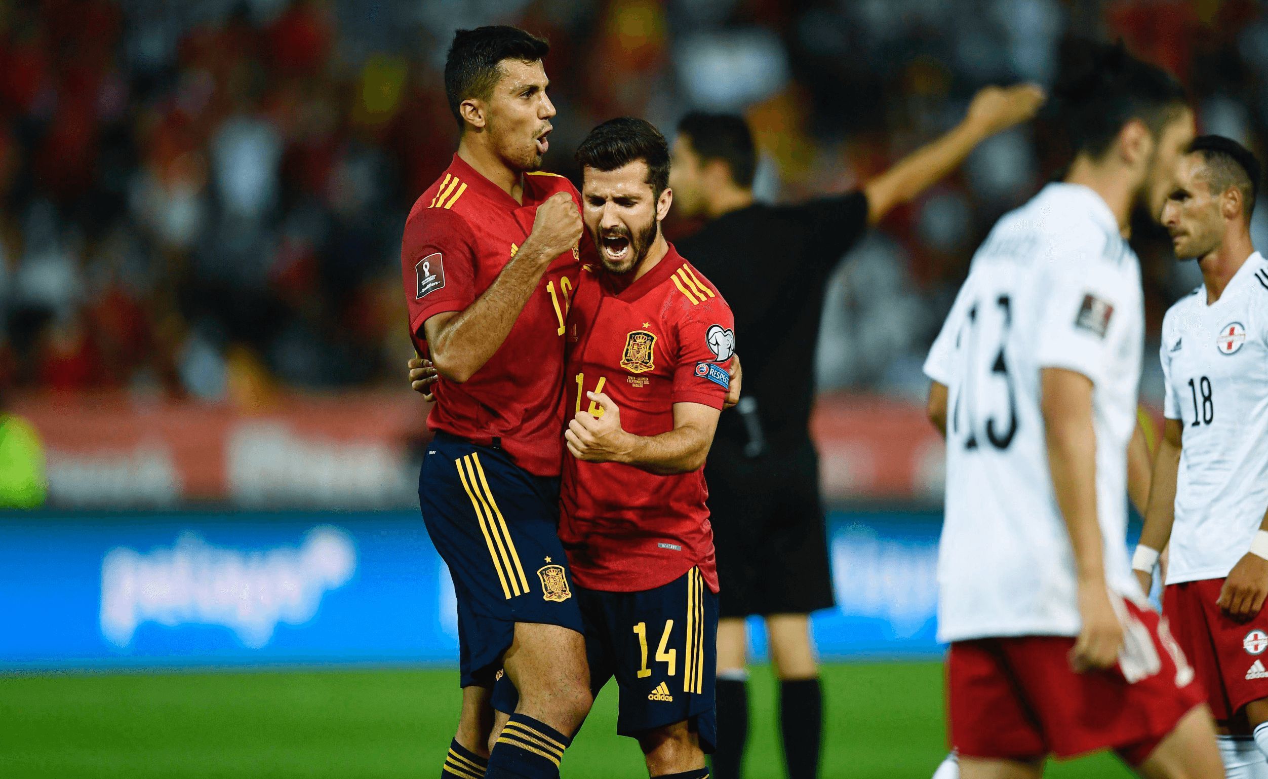  José Gayà celebra un gol con España.
