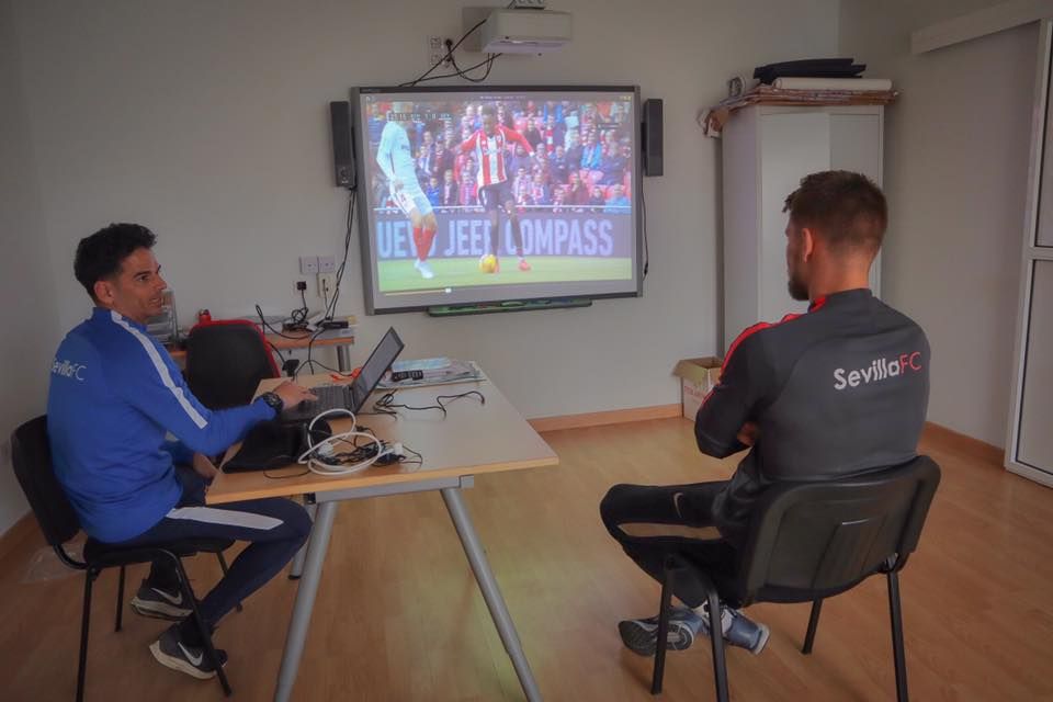  José Luis Silva y Thomas Vaclik, en una clase teórica.