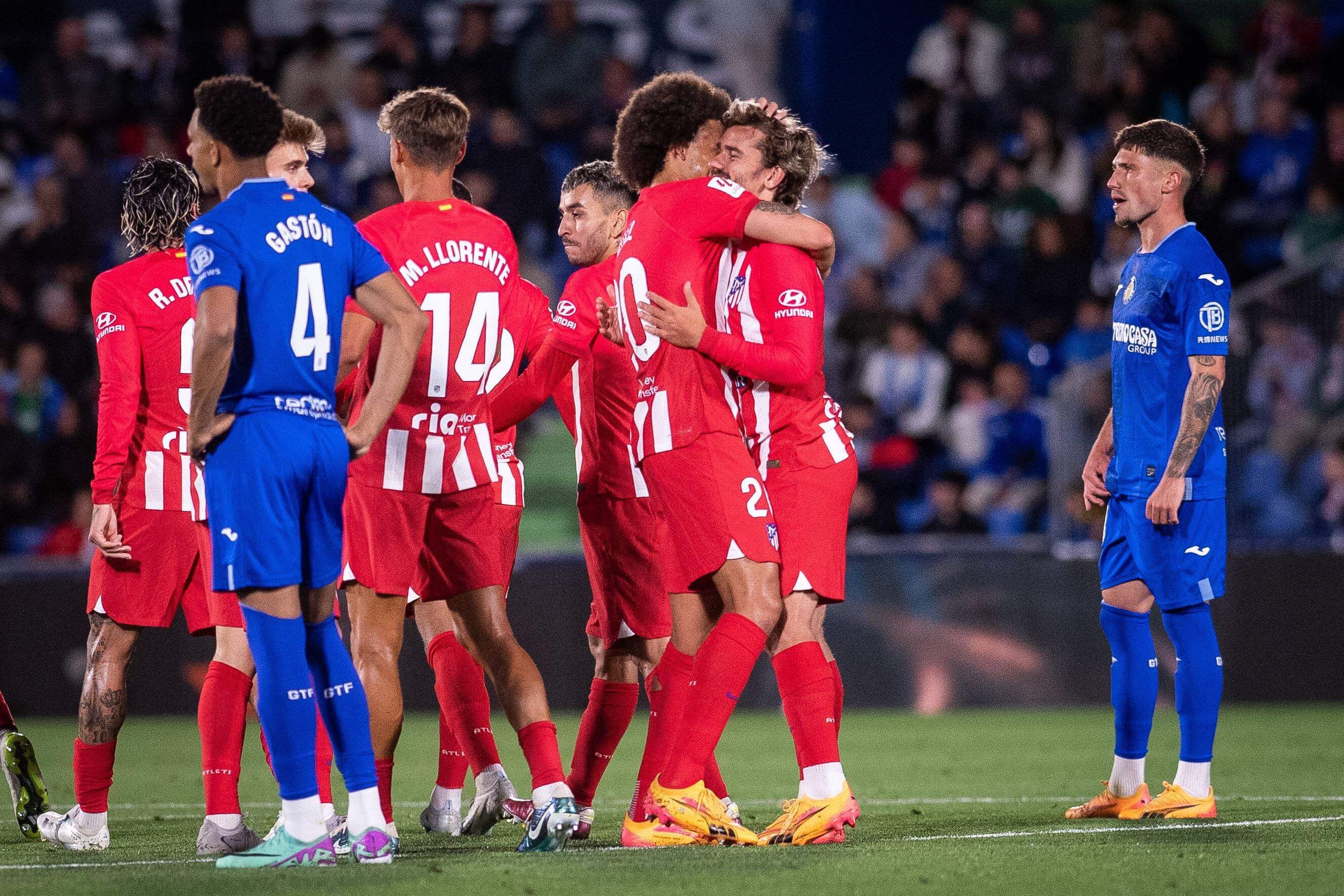  Los jugadores del Atlético celebrando uno de los goles de Griezmann en Getafe.