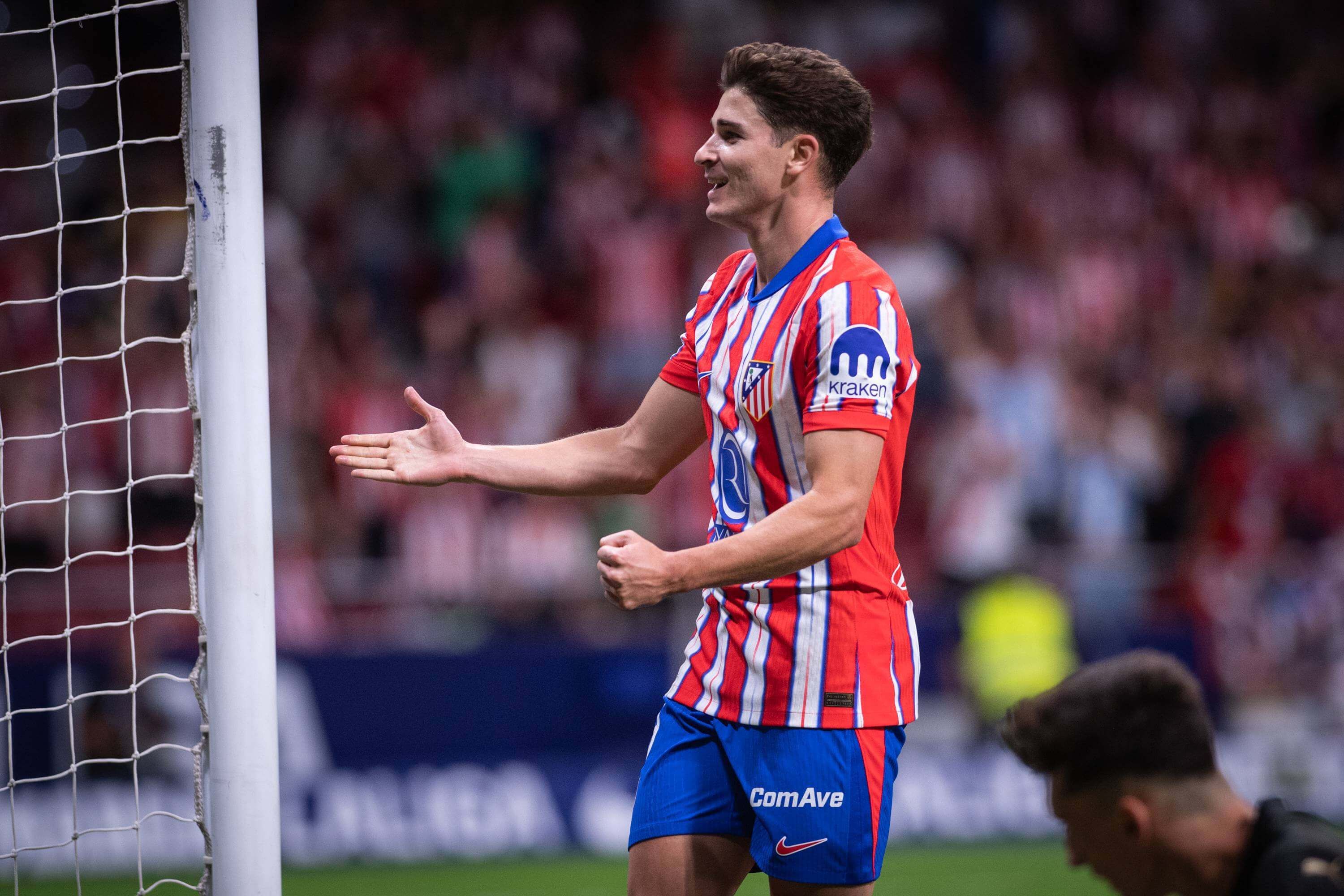 Julián Álvarez celebra su primer gol con el Atlético.