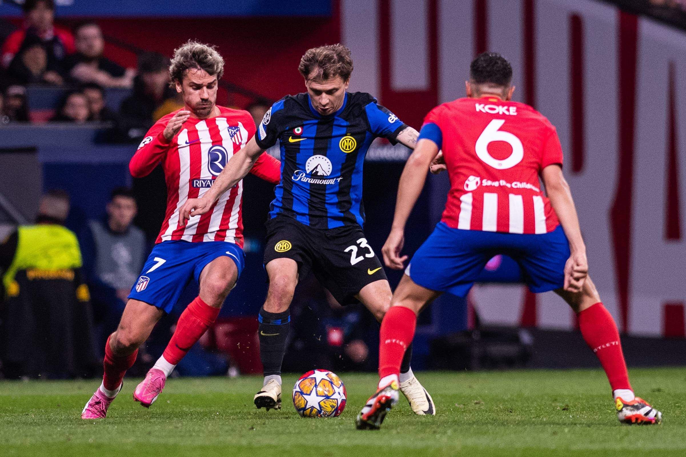  Griezmann y Barella disputan un balón en el Atlético-Inter.