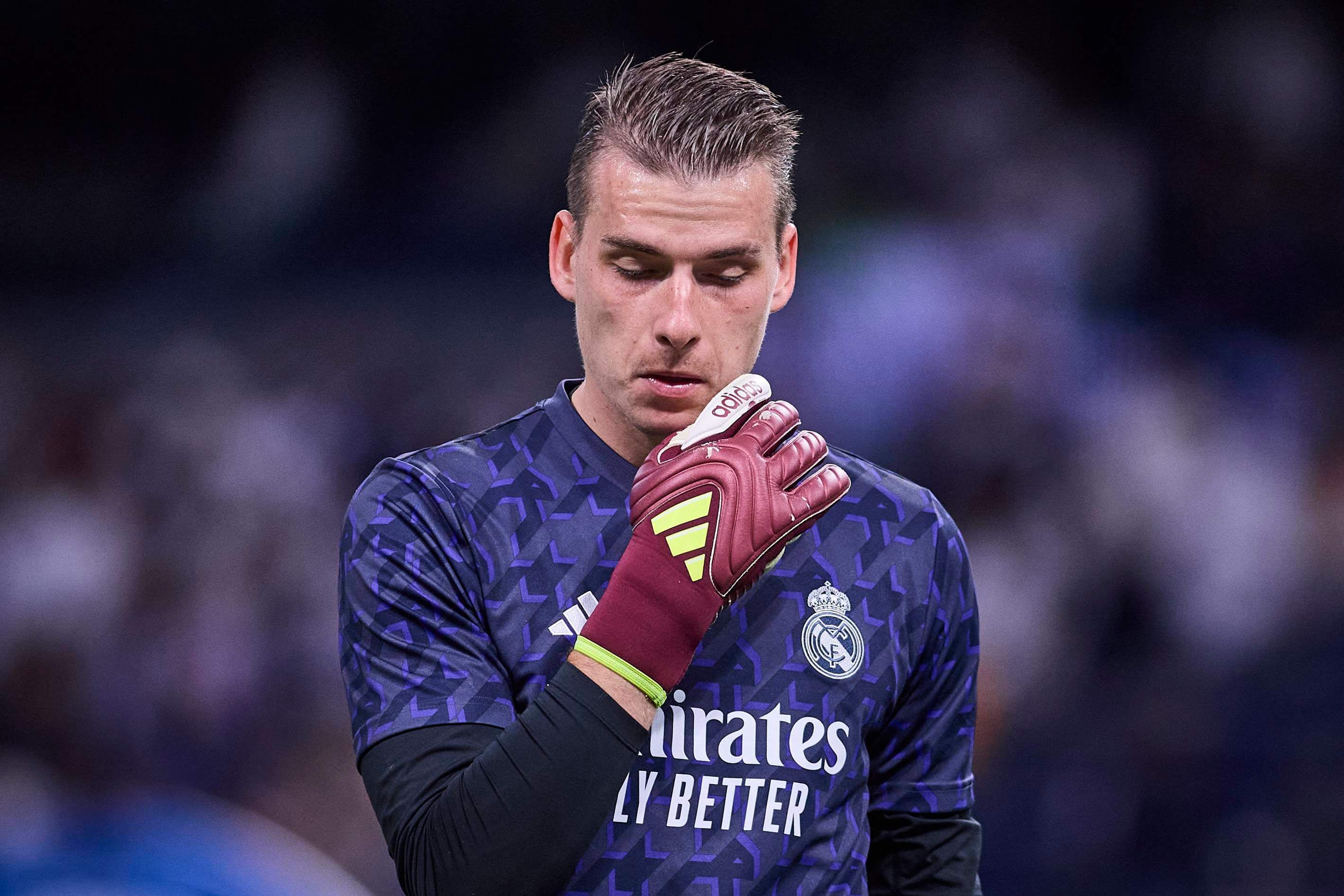 Lunin, en un calentamiento con el Real Madrid.