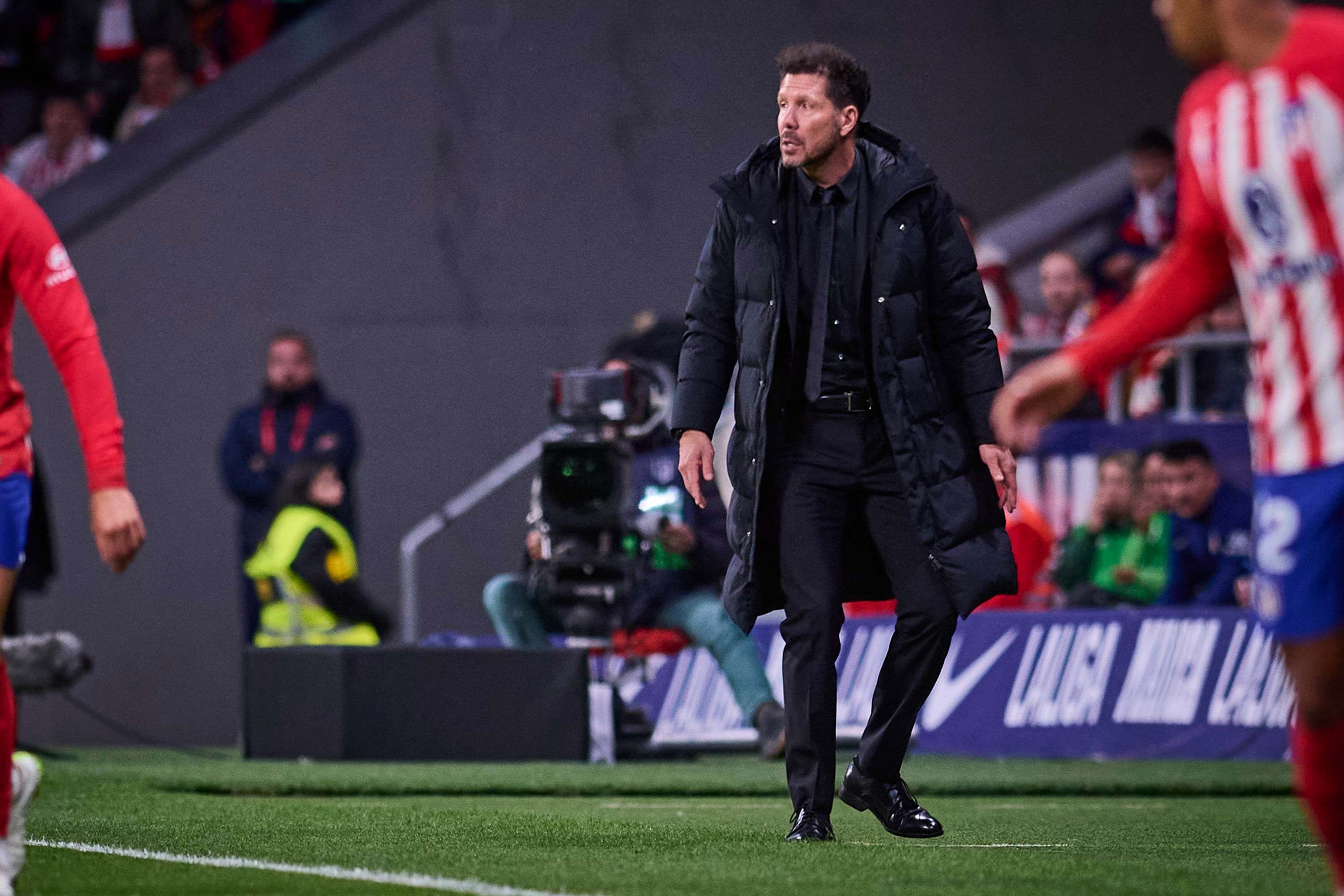 Diego Pablo Simeone, en la banda del Metropolitano durante el Atlético-Athletic (FOTO: Cordón Pre