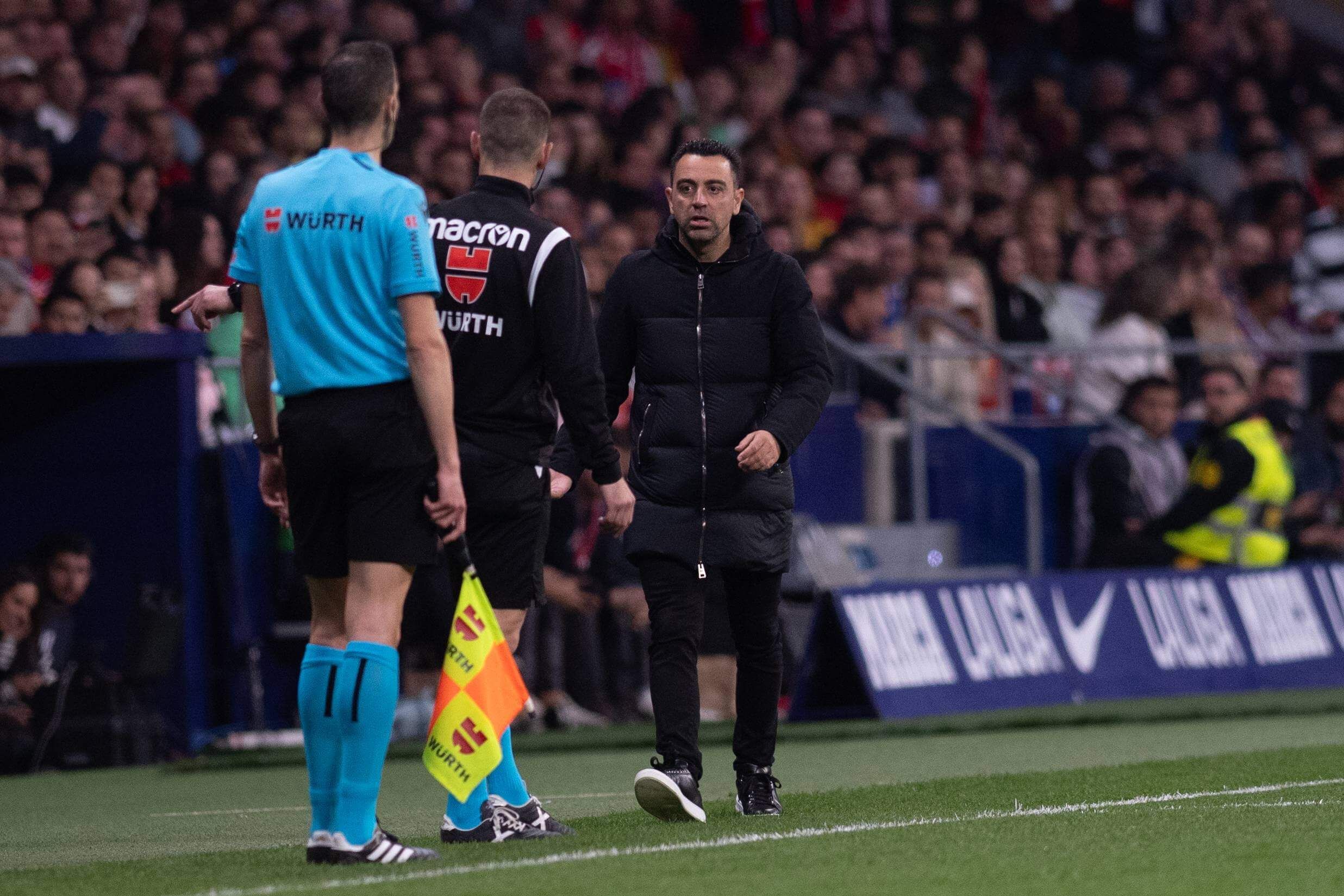  Xavi Hernández, en la banda durante el Atlético de Madrid-Barcelona (FOTO: Cordón Press).