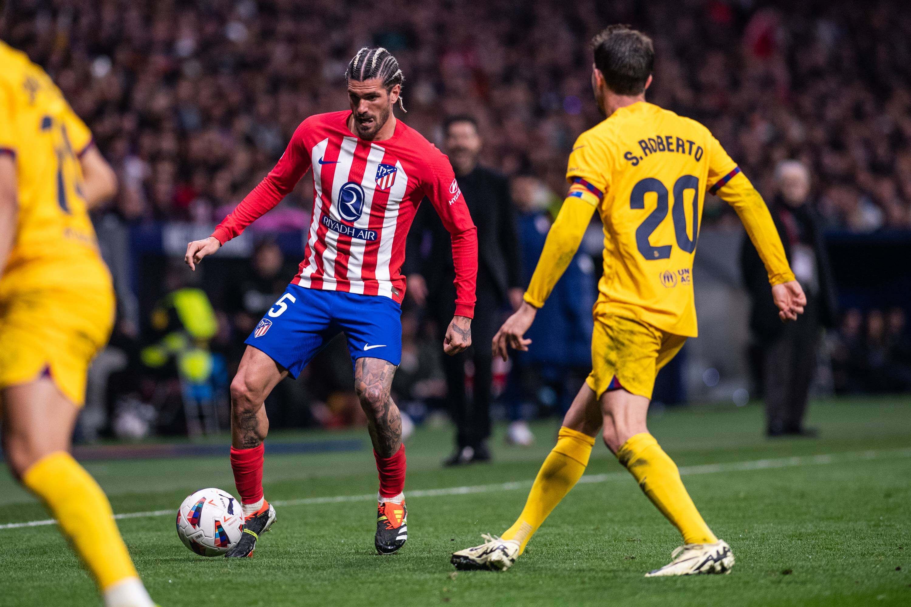 Rodrigo de Paul, ante Sergi Roberto en el Atlético-Barcelona.