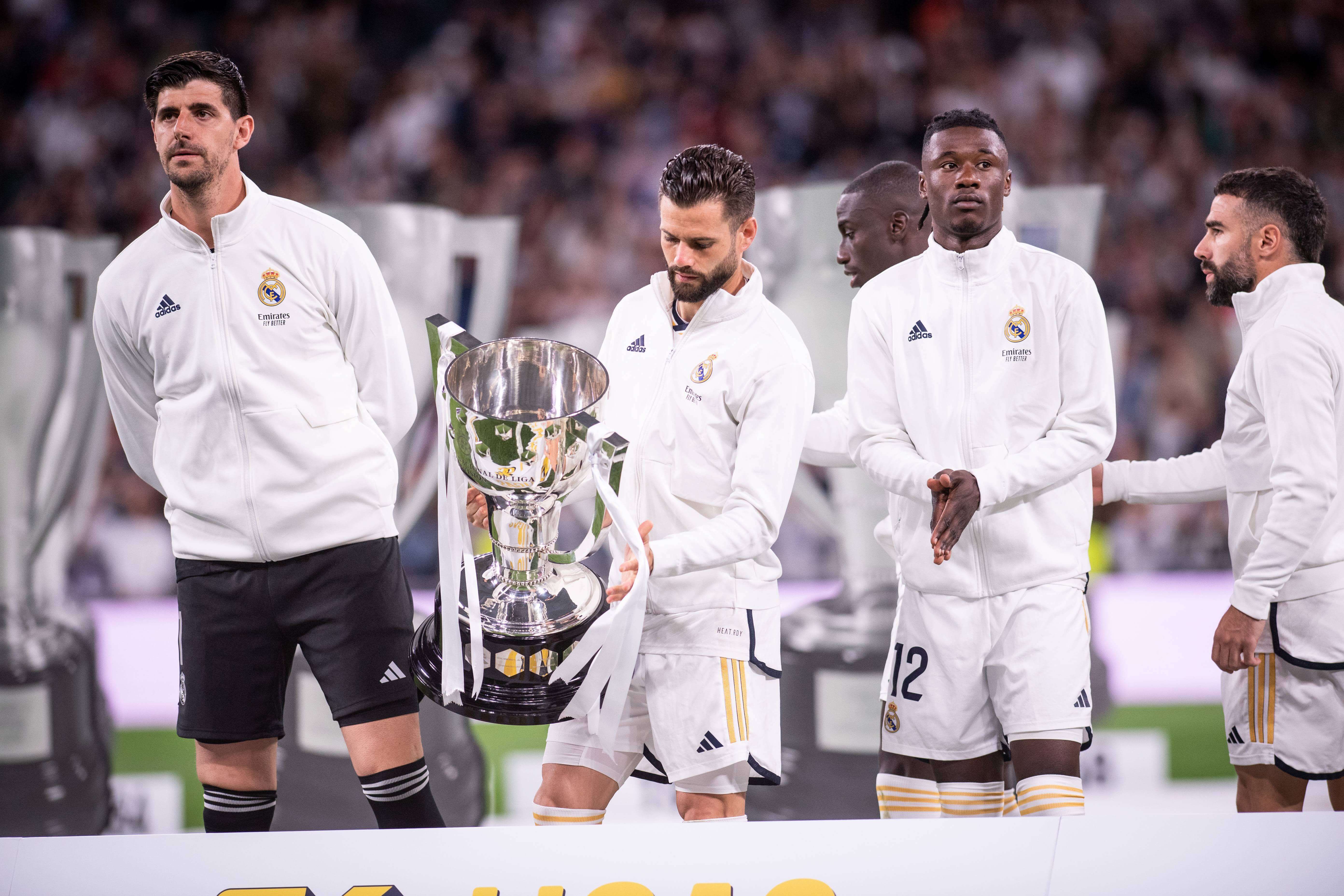  Nacho, con el trofeo de LALIGA número 36 del Real Madrid.