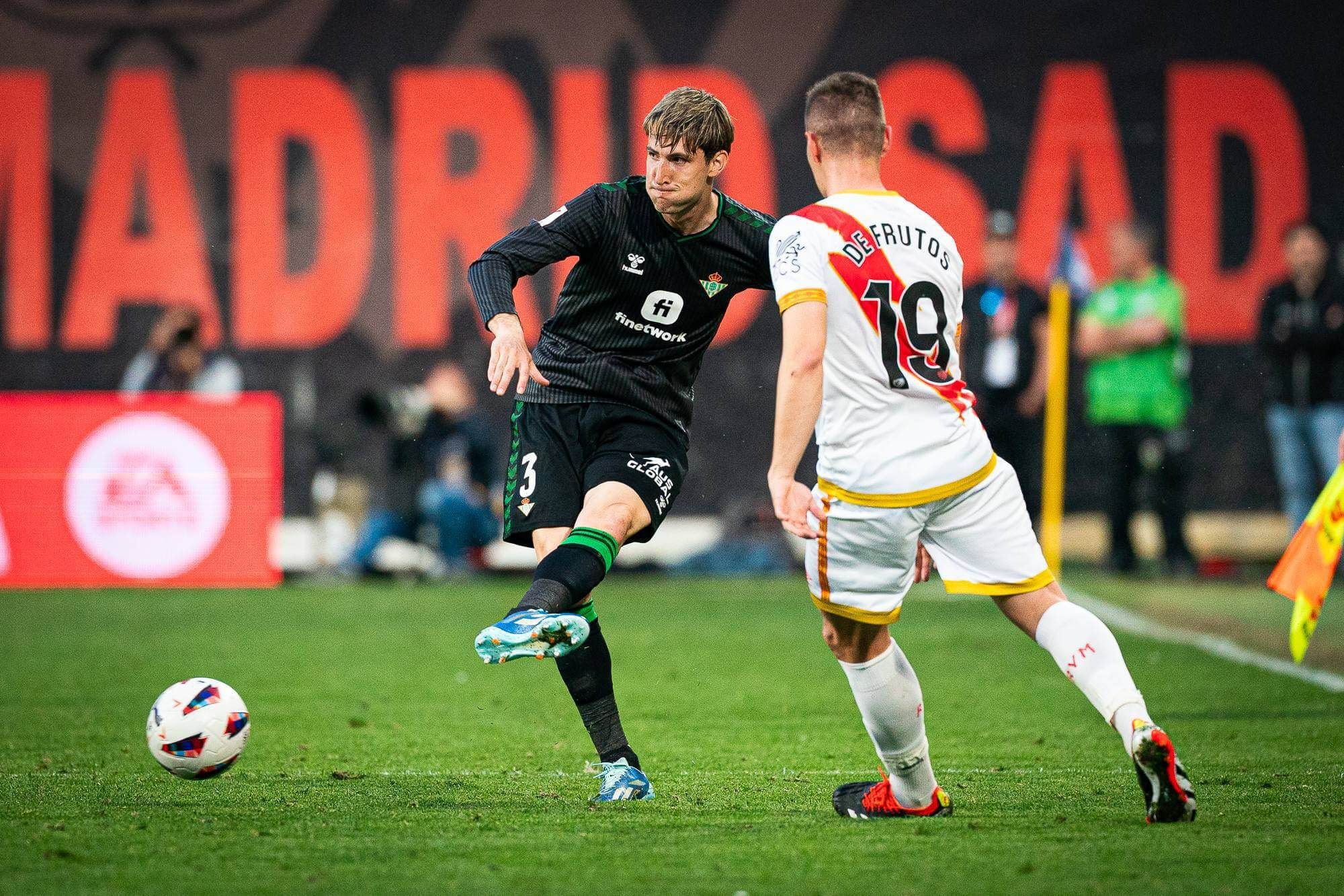 Juan Miranda ante el Rayo Vallecano.