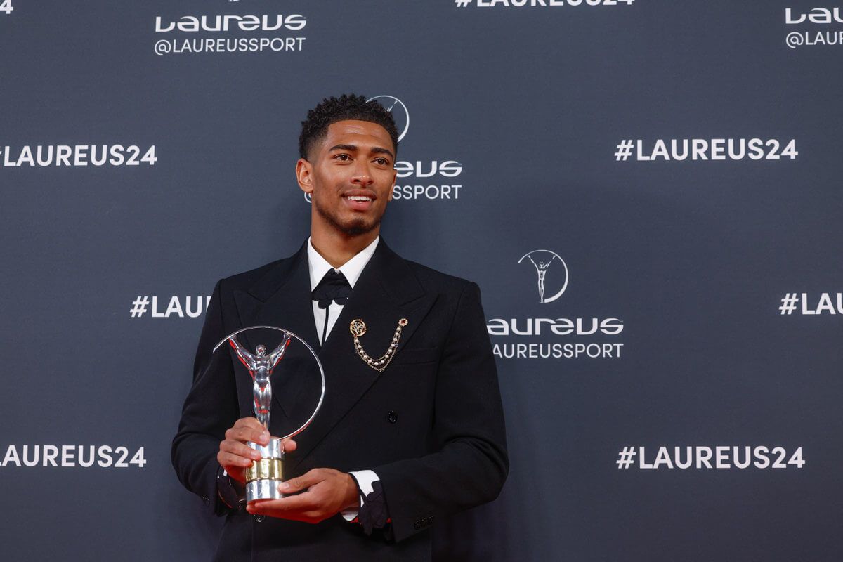  Jude Bellingham posa con su Premio Laureus a deportista revelación de 2023.