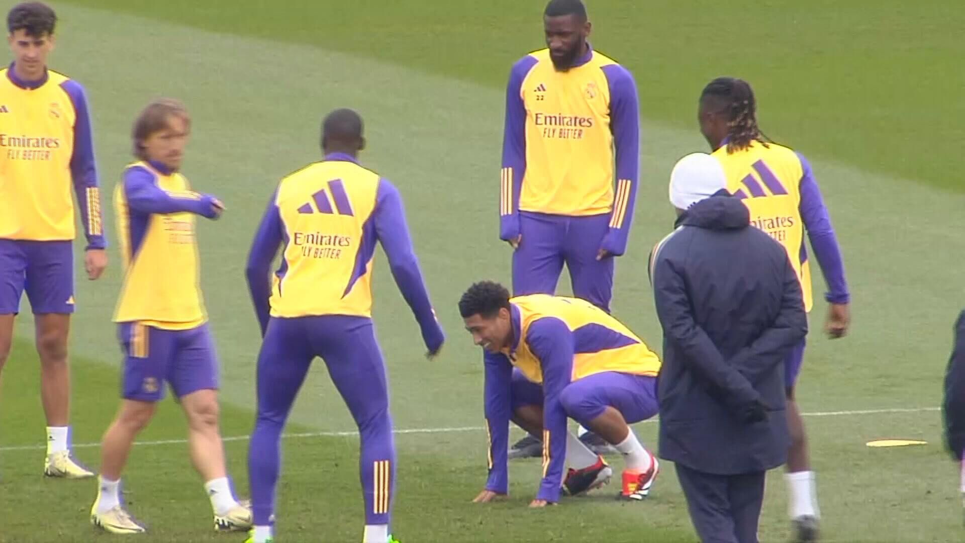  Jude Bellingham después de recibir un caño de Eduardo Camavinga en el entrenamiento del Real Madrid