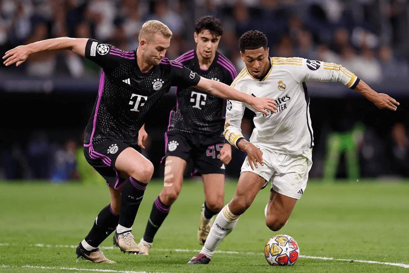 Jude Bellingham peleando un balón con De Ligt en el Real Madrid-Bayern.