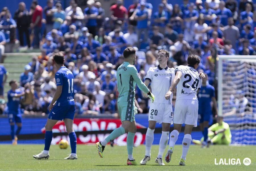 Pacheco, Remiro y Le Normand celebran el gol de Barrenetxea al Getafe.