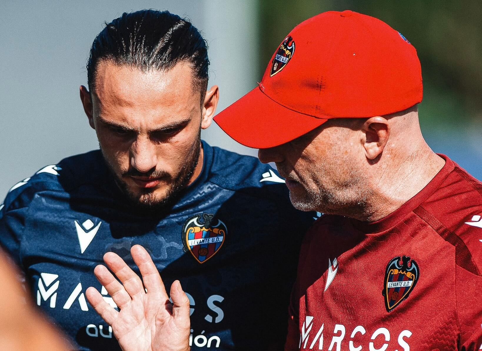 Julián Calero con Kochorashvili, posible titular en el once ante el Zaragoza.