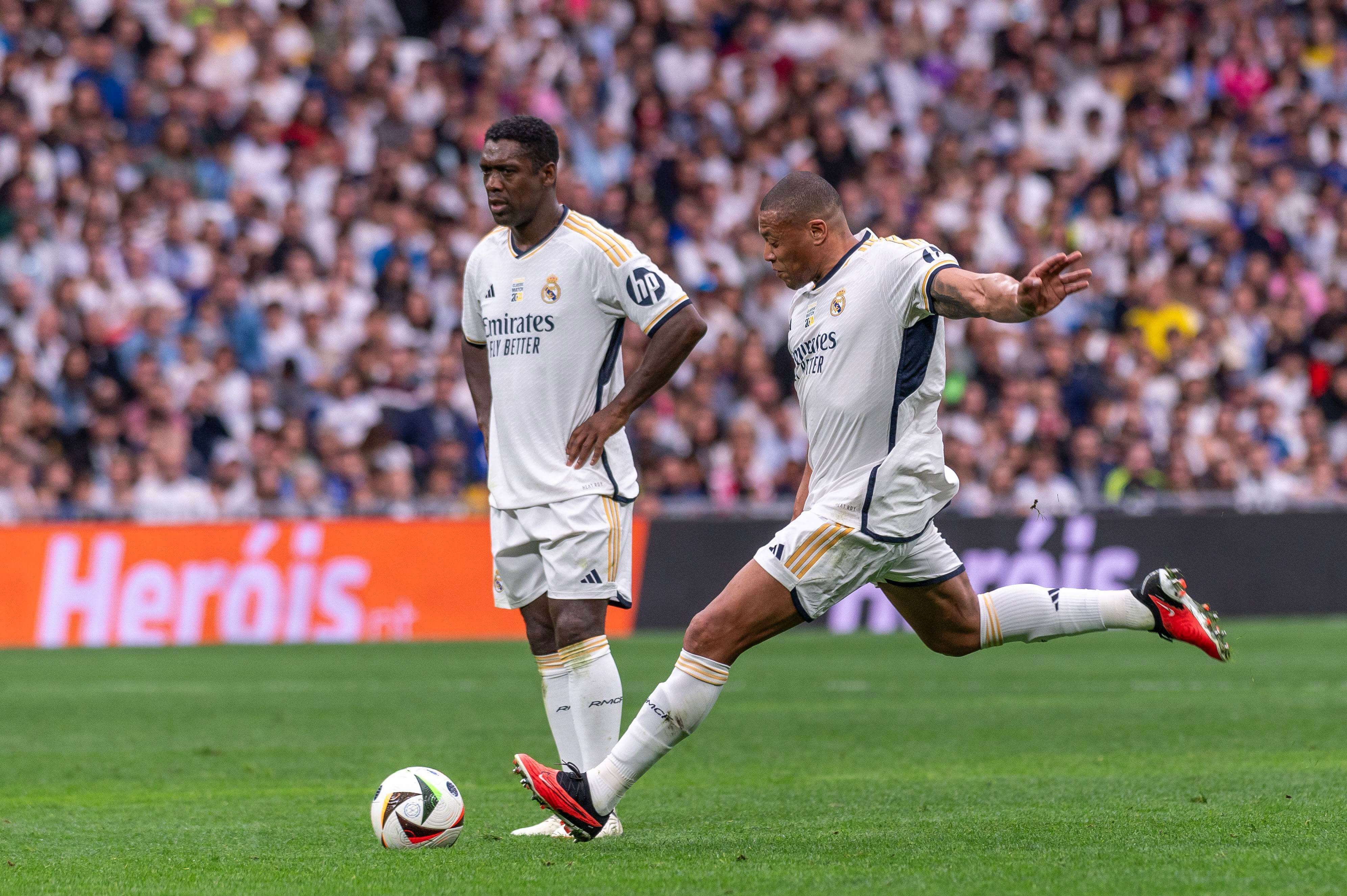  Julio Baptista, junto a Clarence Seedorf, con la camiseta del Real Madrid (foto: Cordon Press).