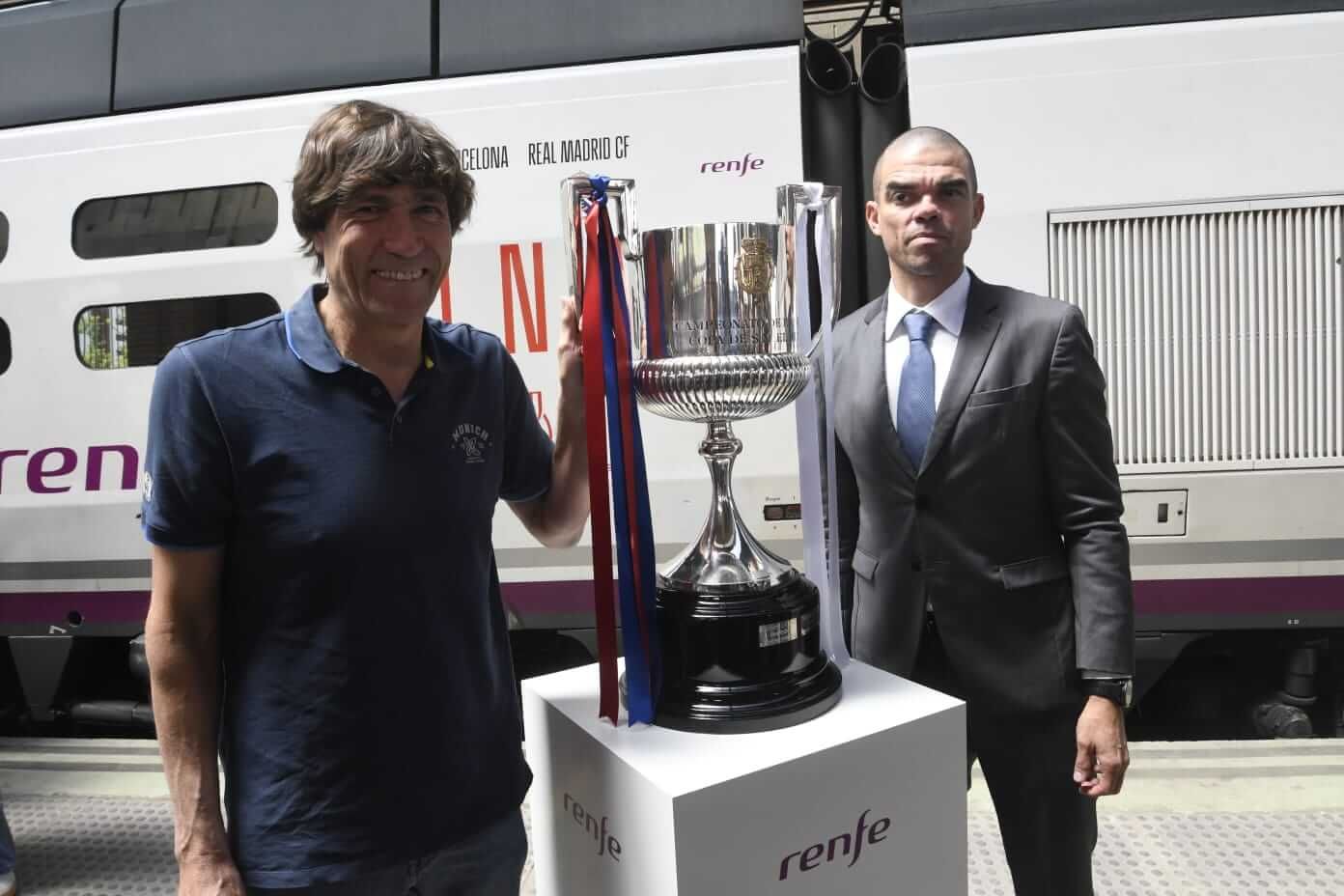 Julio Salinas y Pepe posan con la Copa del Rey.