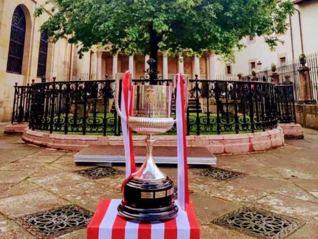 La Copa de 2024, ante el árbol, en la casa de Juntas de Gernika.