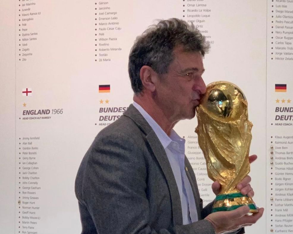 Kempes con la Copa del Mundo que ganó siendo jugador del Valencia CF