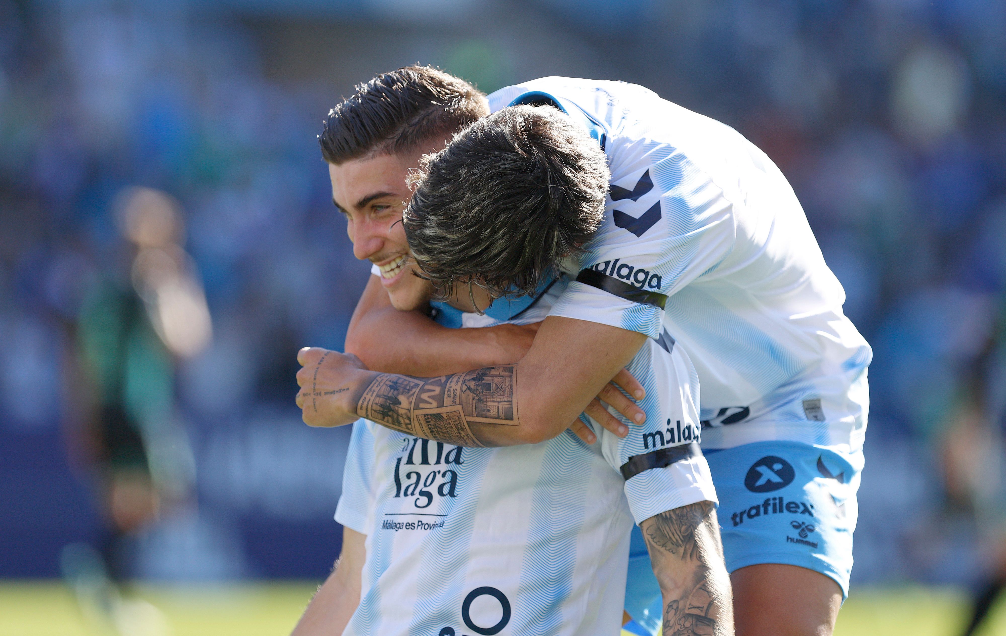  Kevin abraza a Roberto en la celebración. (MCF)