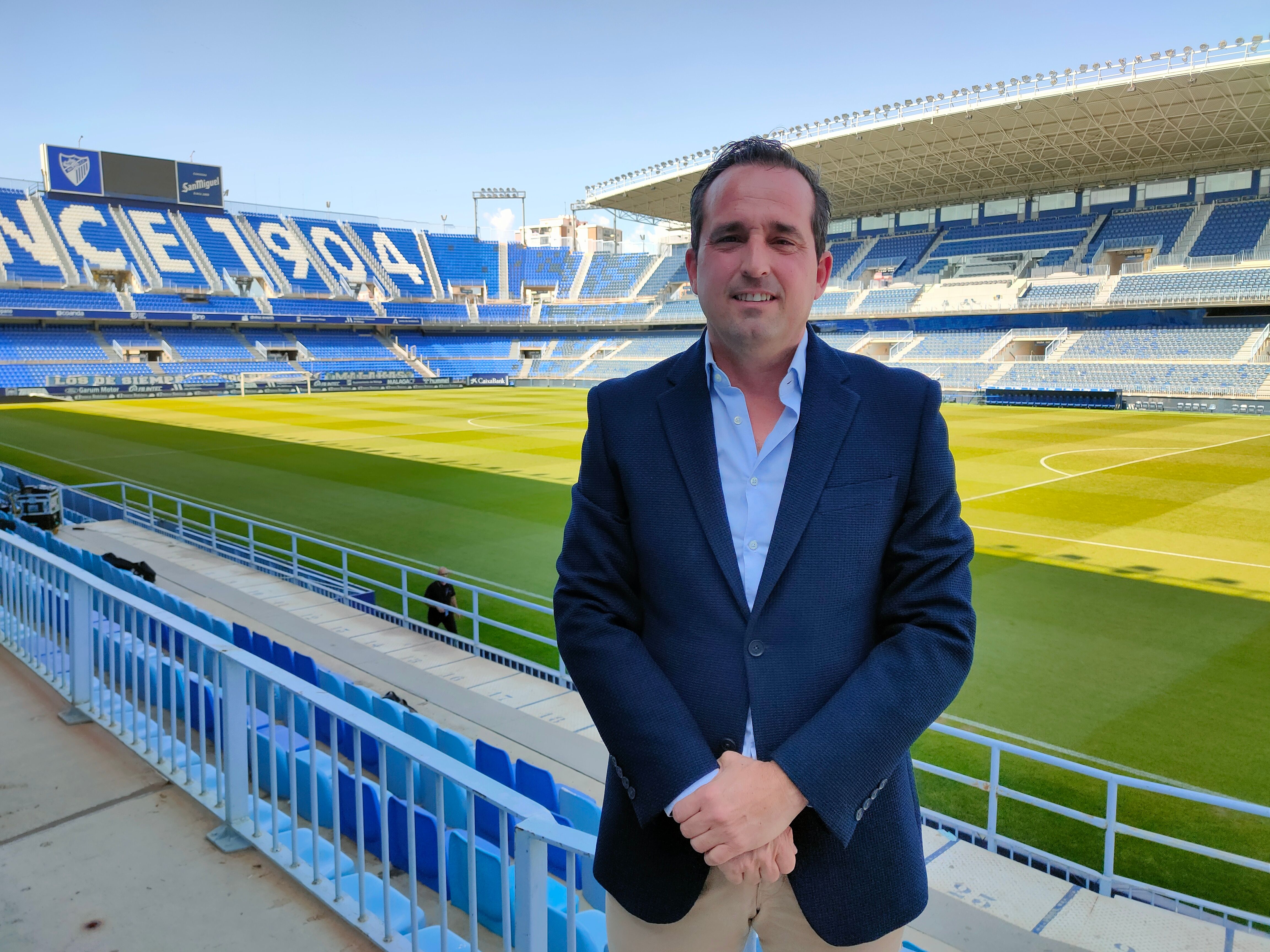  Kike Pérez posa para El Desmarque en La Rosaleda.