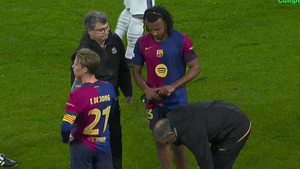 Koundé siendo atendido por los médicos contra el Inter (Captura de Movistar)