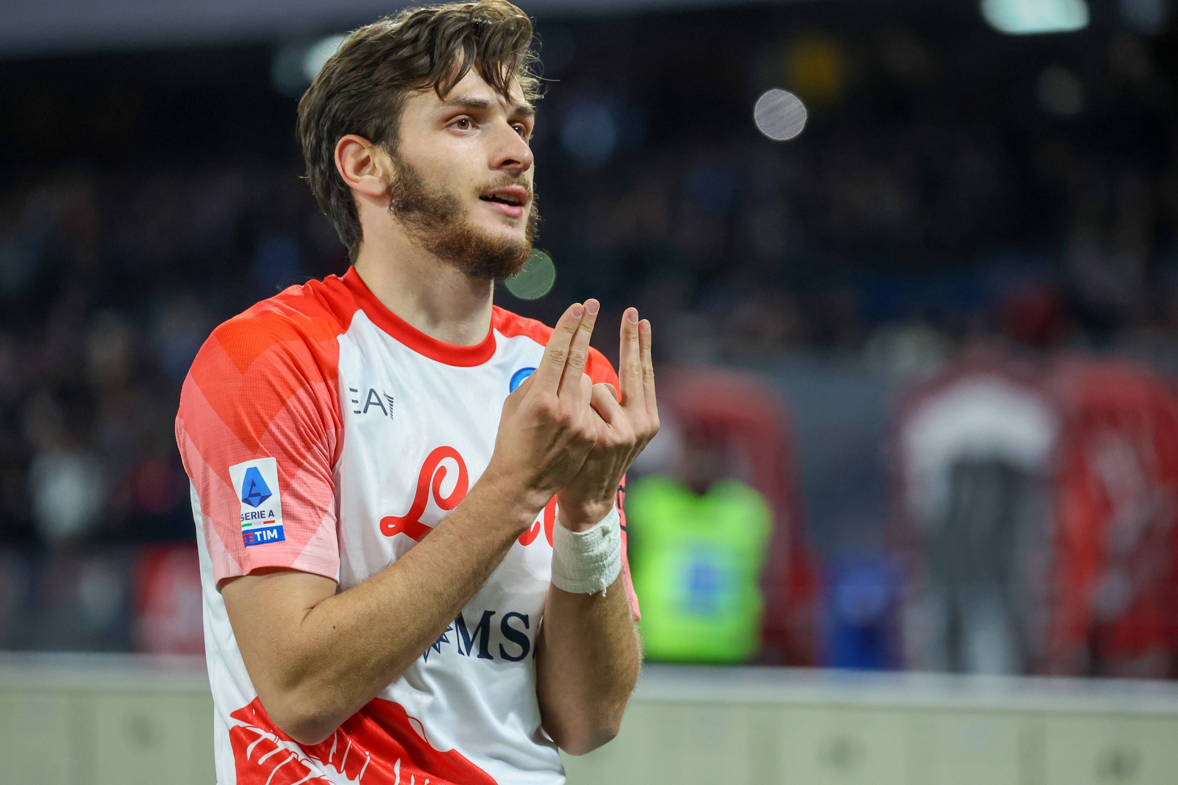  Khvicha Kvaratskhelia celebra un gol con el Nápoles.