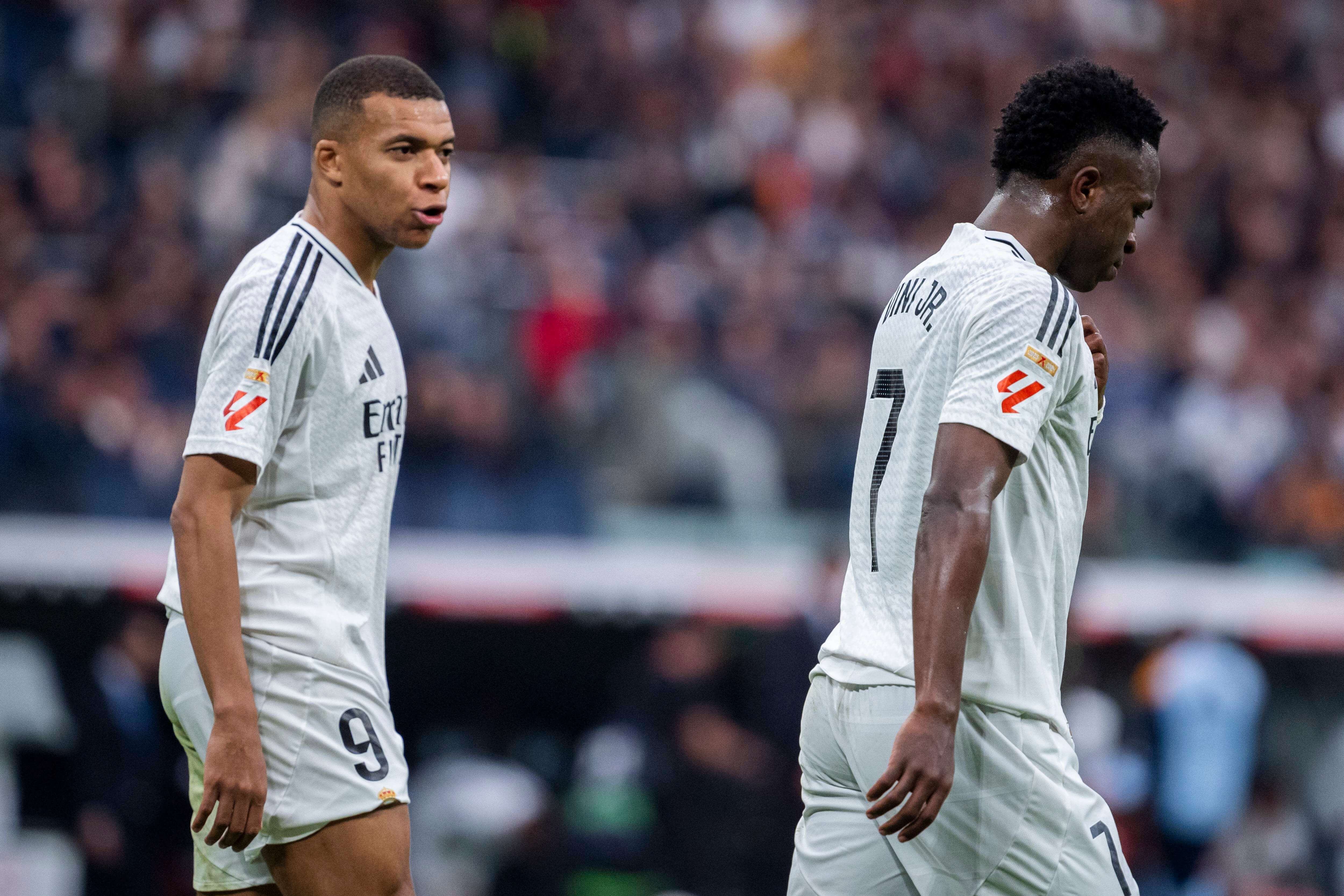  Kylian Mbappé y Vinicius Jr. charlan durante un partido del Real Madrid.