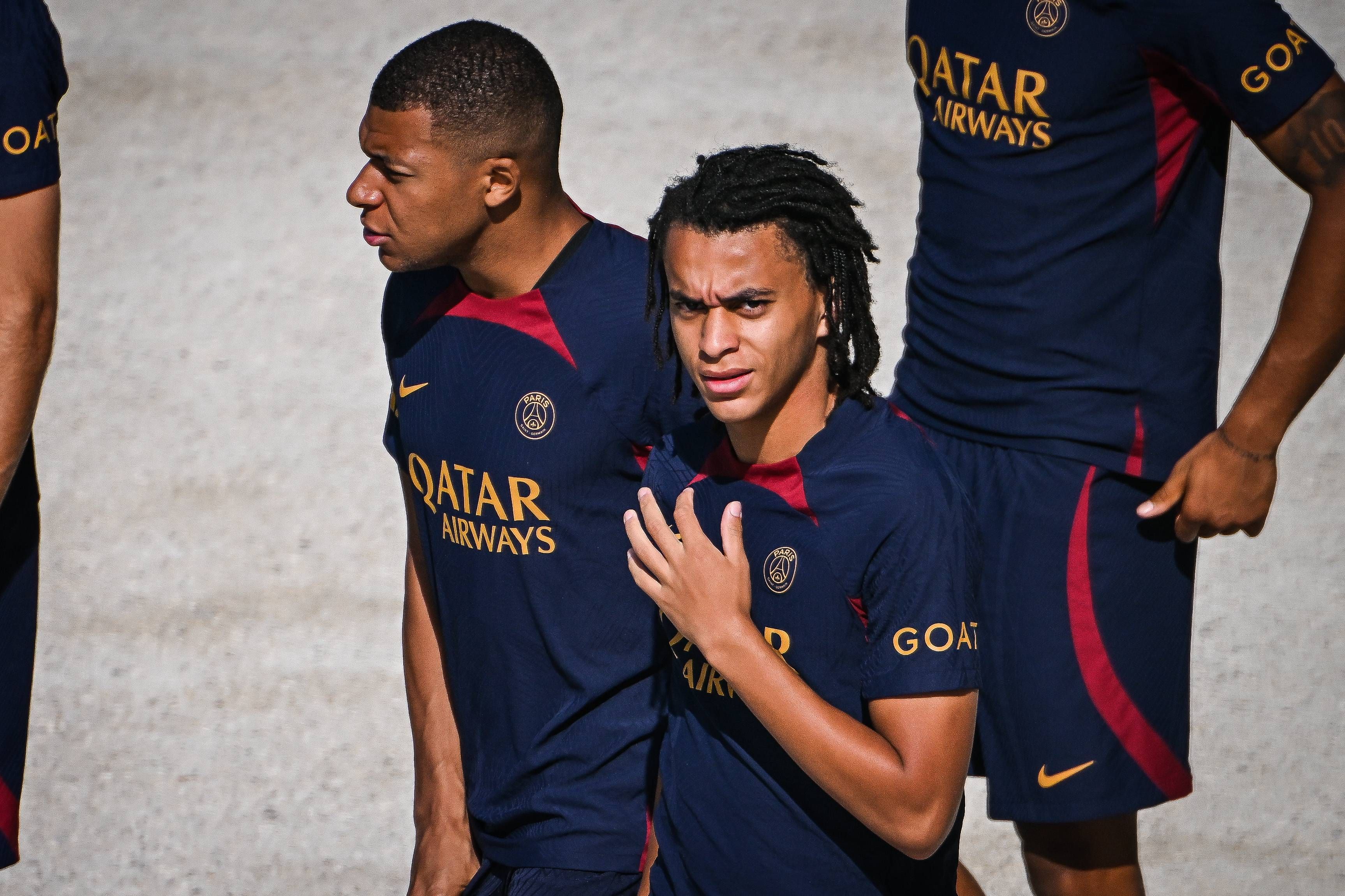 Kylian y Ethan Mbappé, en un entrenamiento del PSG (FOTO: Cordón Press).