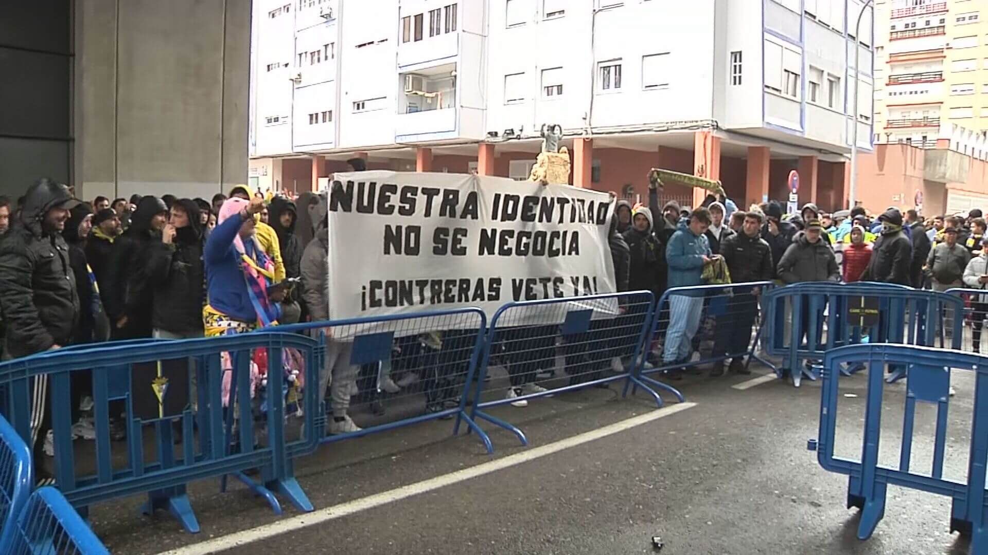 La afición del Cádiz se manifiesta contra la directiva