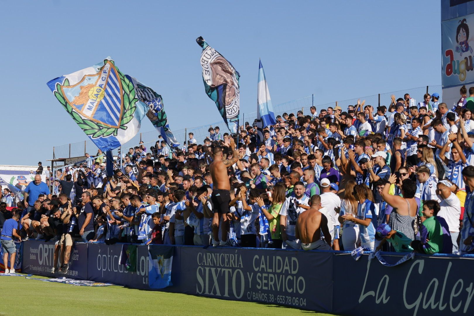  La afición del Málaga en el Estadio Linarejos, donde hubo 2.500 apoyando.