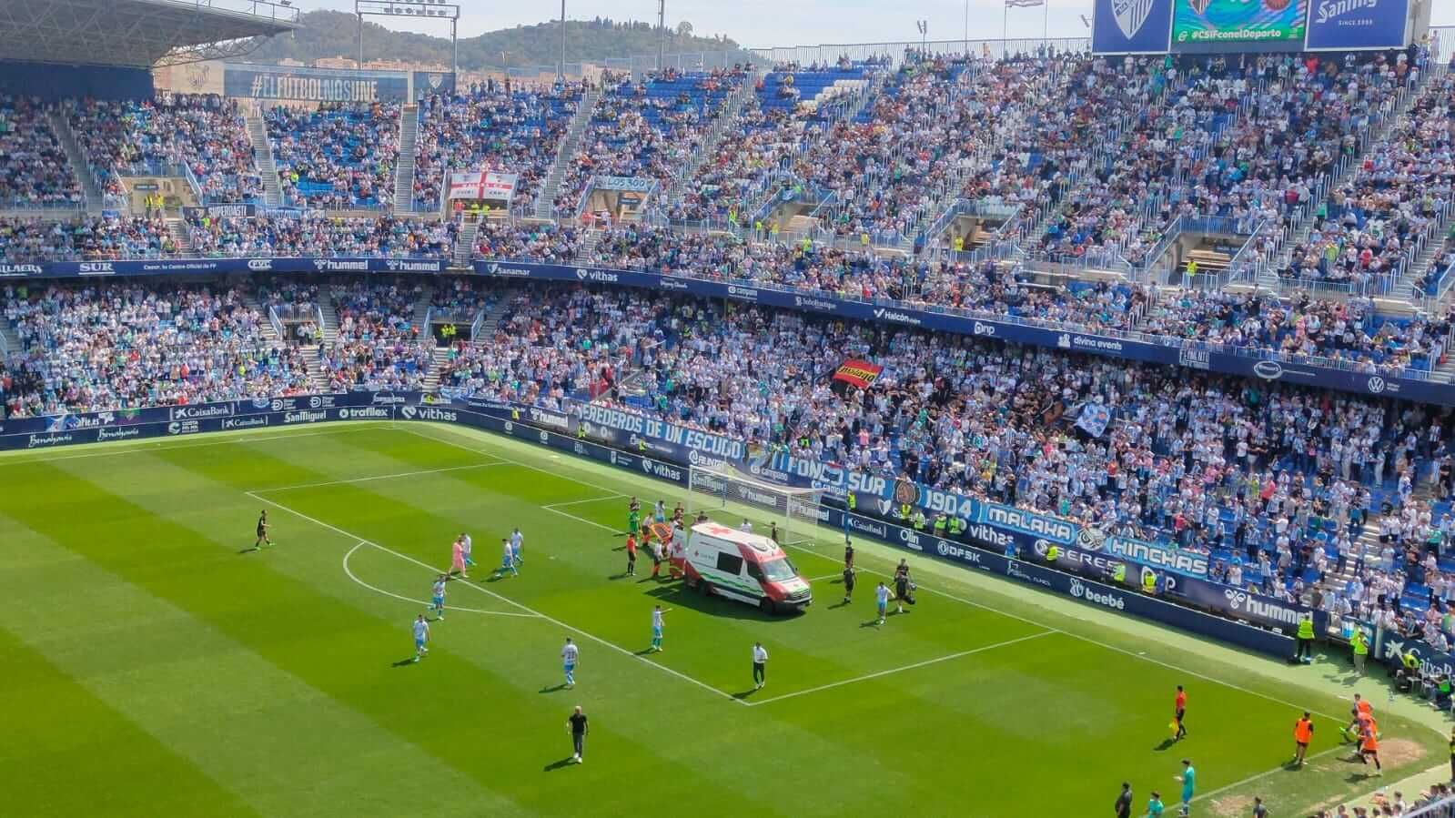La ambulancia entró al estadio a atender a Dioni. (ElDesmarque)