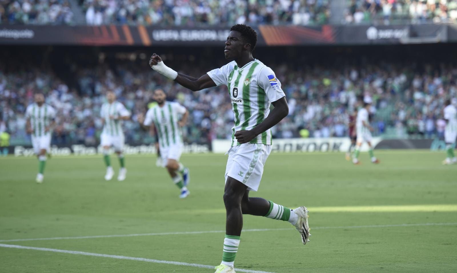  Assane Diao celebra un gol con el Betis