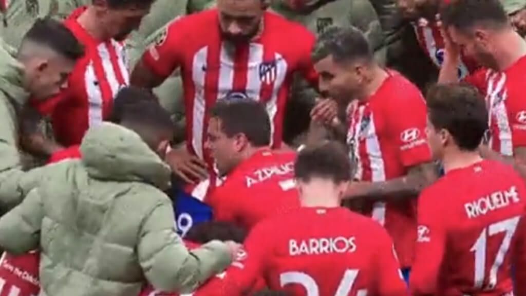  La charla de César Azpilicueta antes de la tanda de penaltis. (Fuente: @atletiuniverse)