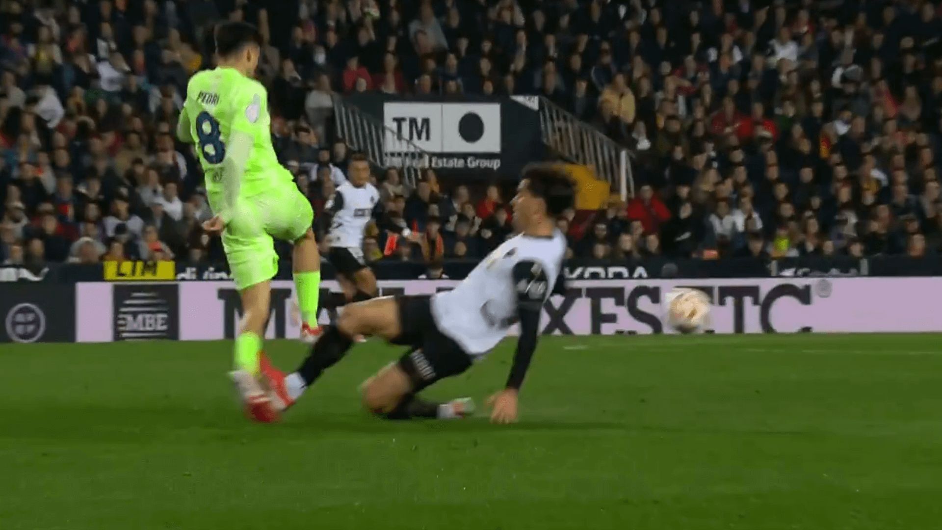  La dura entrada de Hugo Guillamón a Pedri.