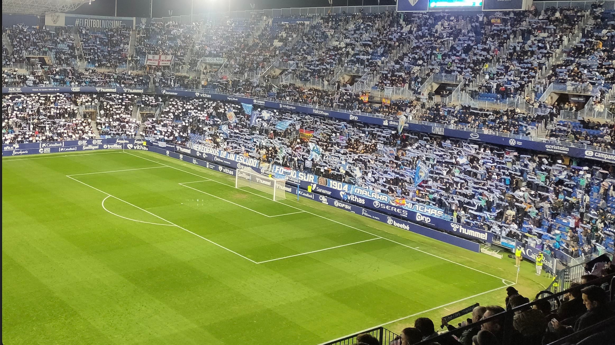  La grada de La Rosaleda, en plena ebullición antes del comienzo del Málaga-Castellón. (A.F.L.)