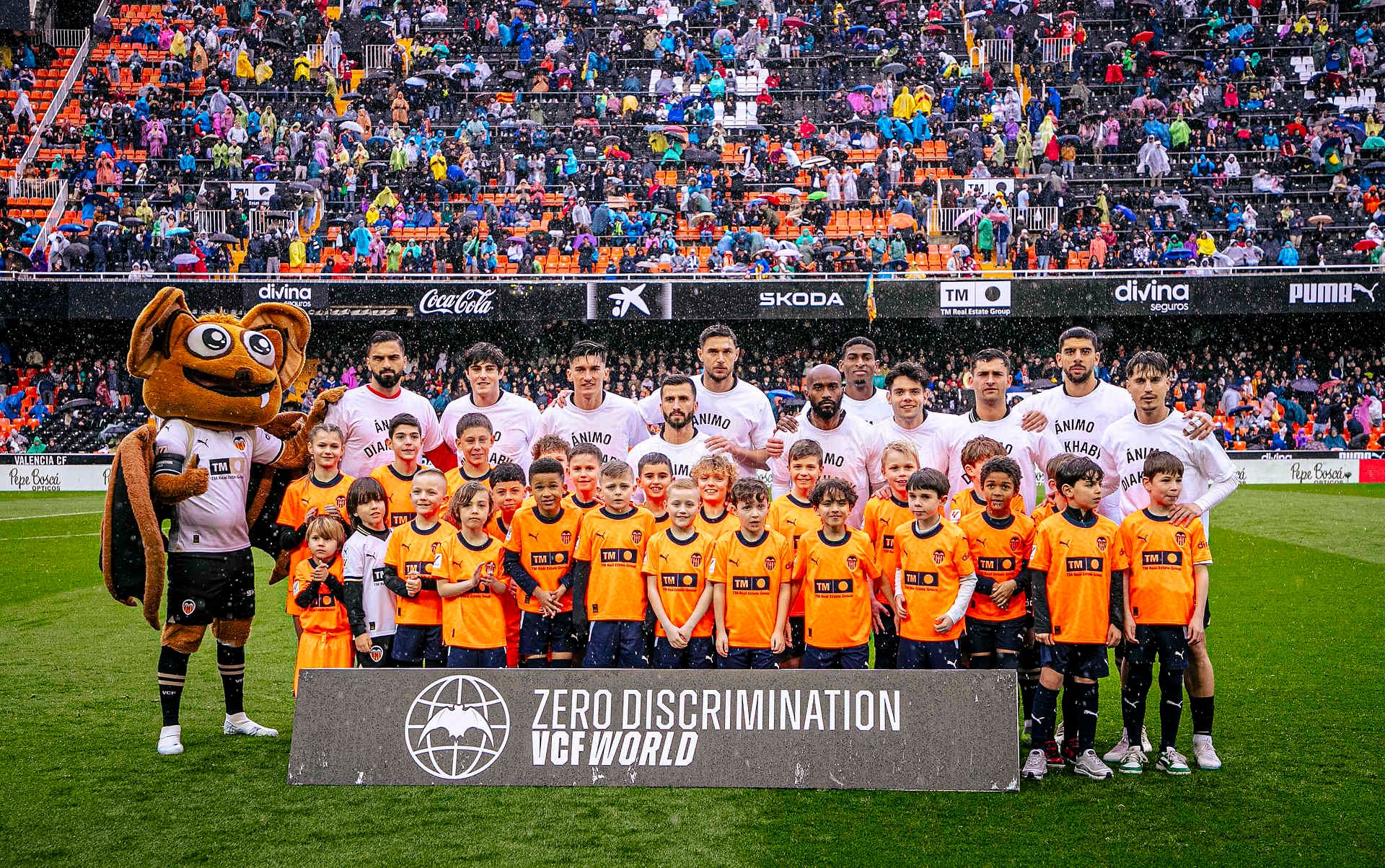  La historia de Asier en Mestalla, que posó con los jugadores