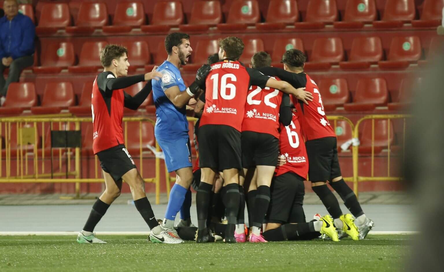 El equipo de La Nucía celebra un gol