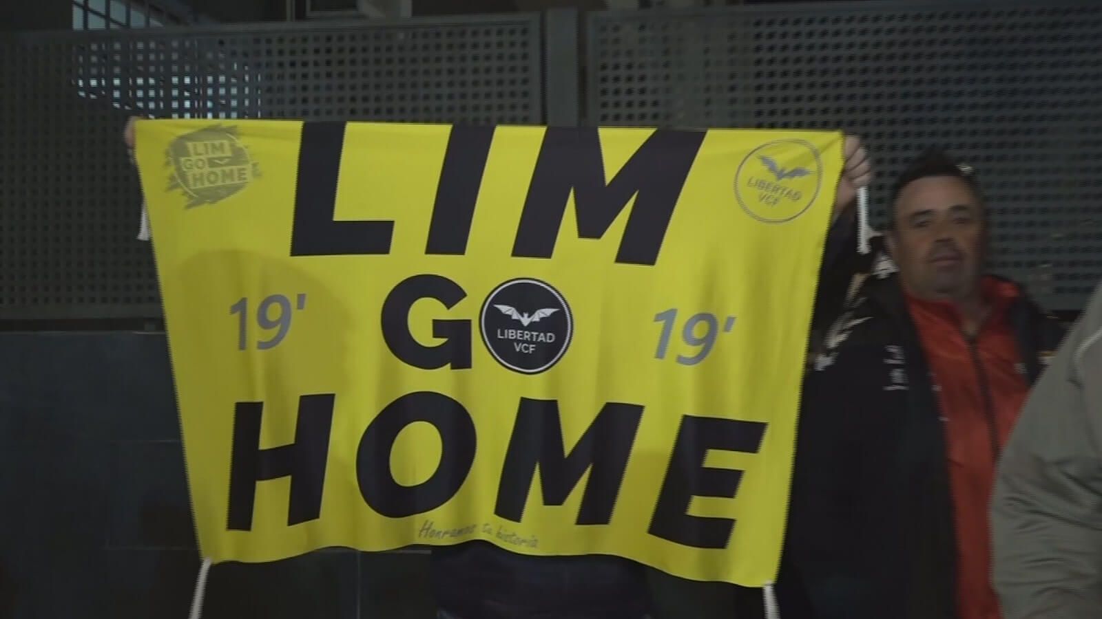  La pancarta de un aficionado del Valencia contra Peter Lim.