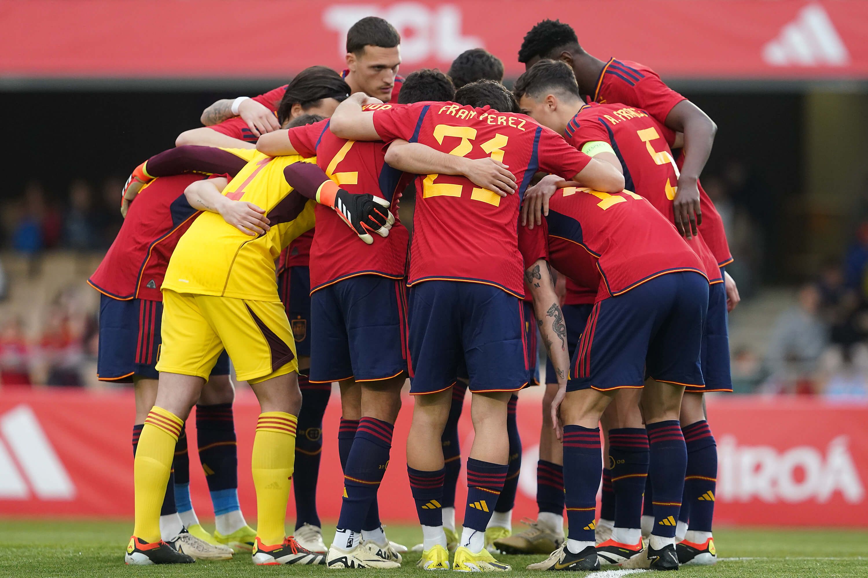 Fran Pérez, en la piña de España sub 21 antes del partido.