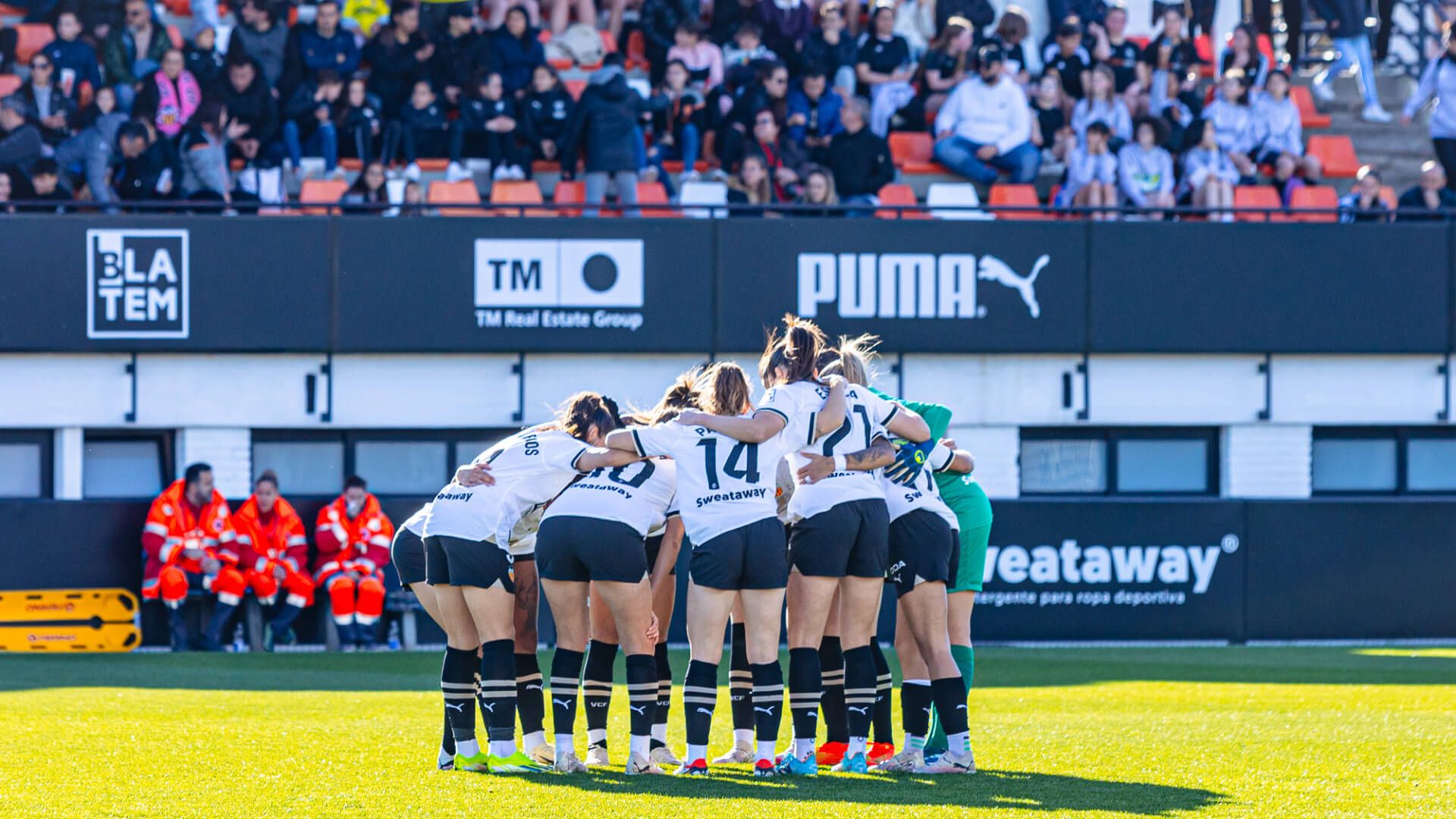 La piña del VCF Femenino en el Antonio Puchades.