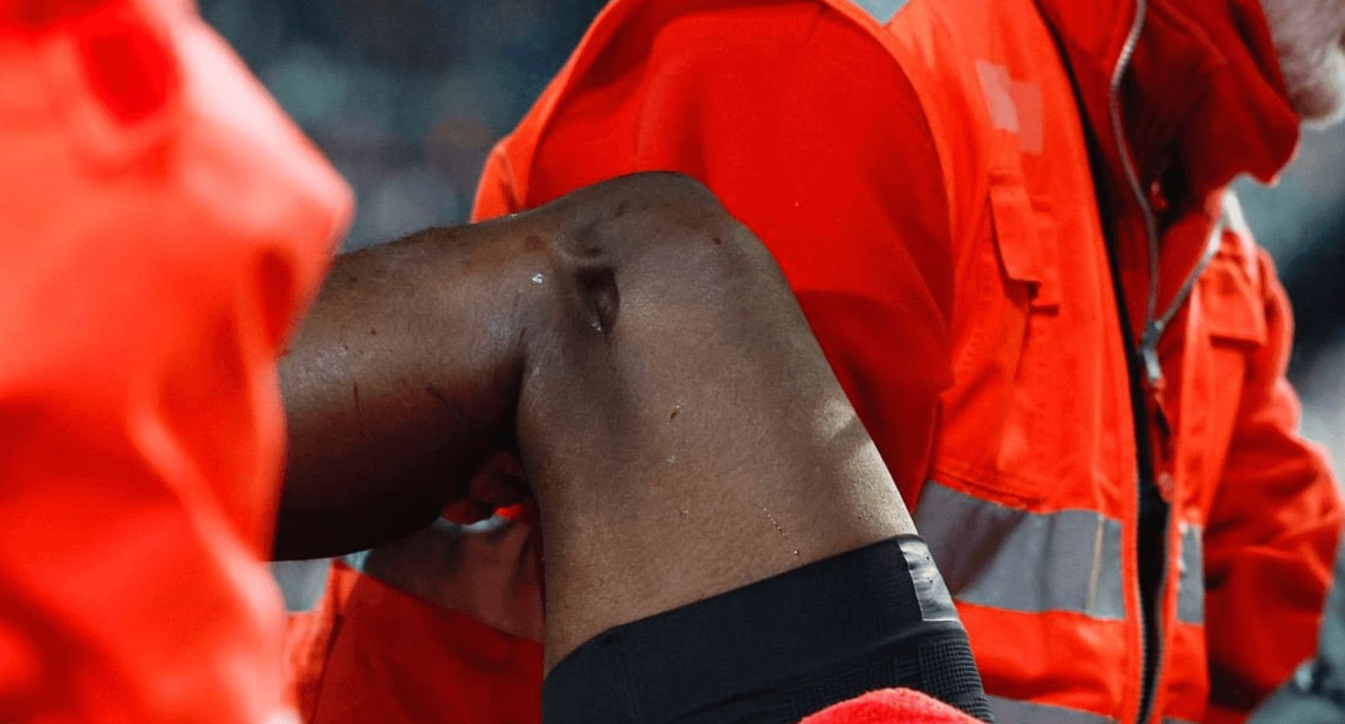  La rodilla de Diakhaby al salir del campo.