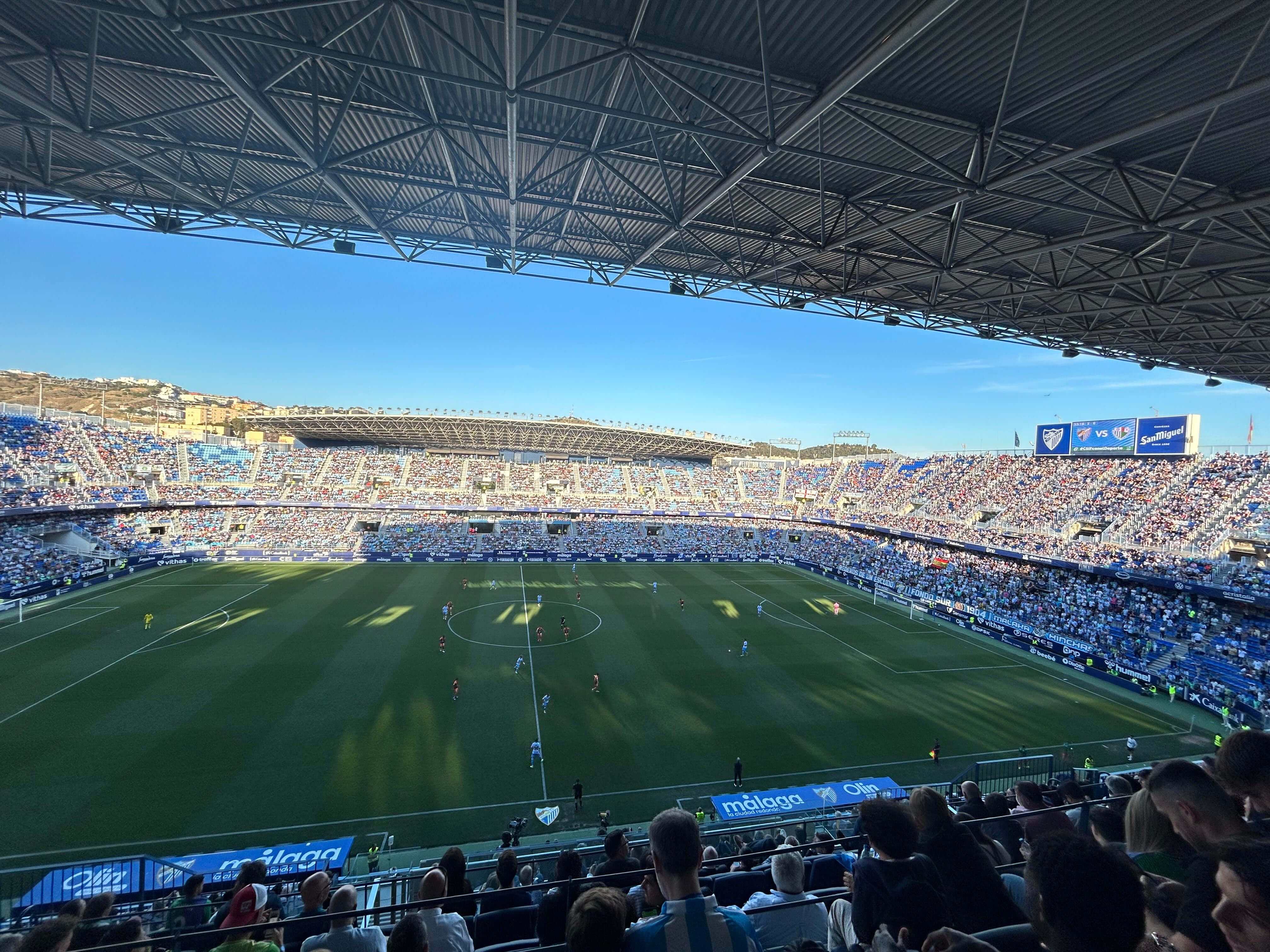 Una fiesta del fútbol en la ciudad de Málaga: dos vecinos, frente a frente con deportividad.