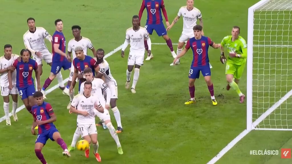  El momento del toque de Lamine Yamal (Fuente: LALIGA)