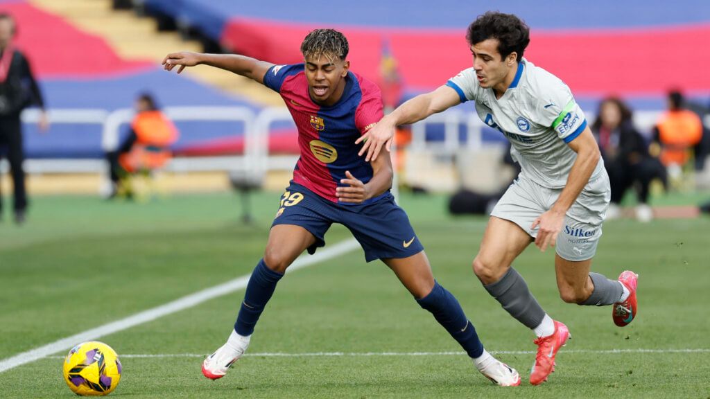  Lamine Yamal y Manu Sánchez durante el Barcelona-Alavés (Fuente: EFE)