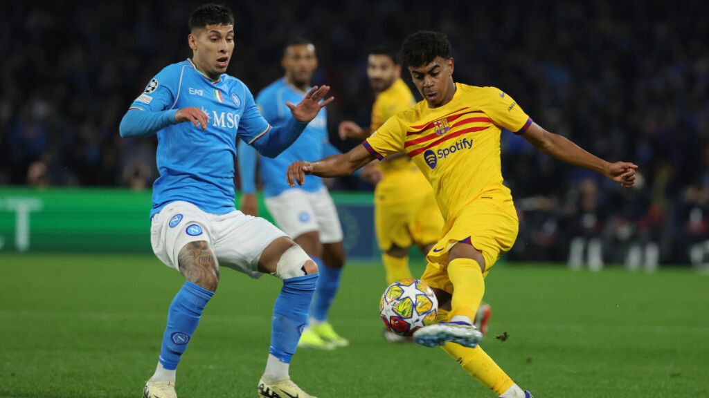  Lamine Yamal durante el Nápoles - Barcelona