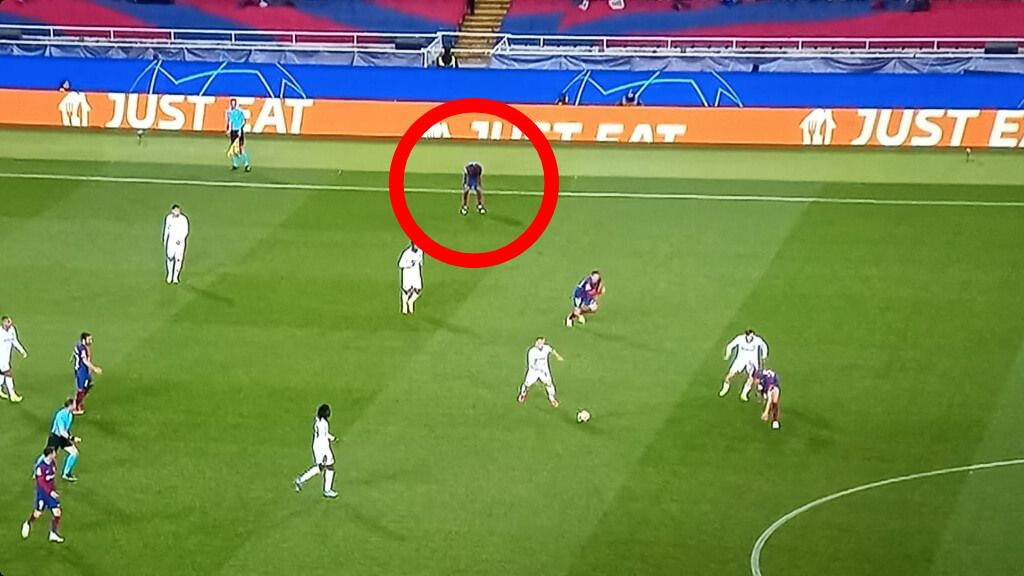  Lamine Yamal, totalmente abatido ante el Nápoles (Captura de la retransmisión de Movistar +)